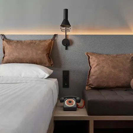 Moxy 3*